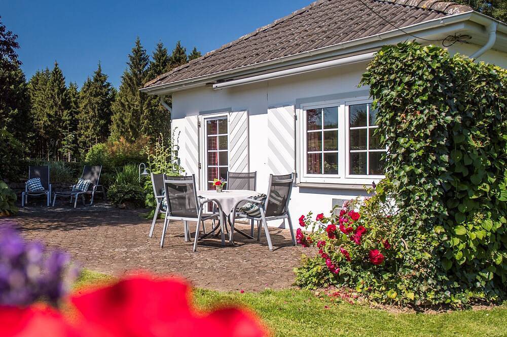 Ferienhaus in Einzellage mit großem Garten umgeben von Wiesen und Wald in Bestwig, Naturpark Arnsberger Wald