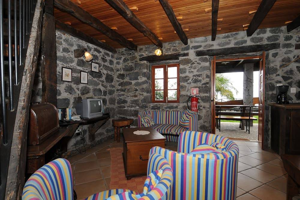 Rural Cottage in sunny Calheta with shared pool, Wifi, Bbq, Sea View in Arco da Calheta, Madeira