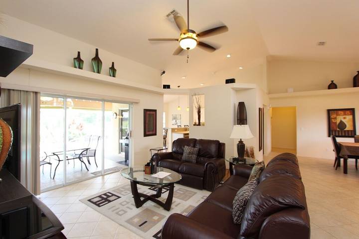 Vacation rental for 8 people, with terrace and yard as well as hot tub in Lehigh Acres