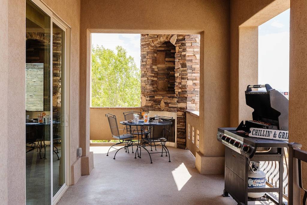 Ganze Wohnung, H4 Coral Springs Resort | sleeps 8 guests, 3bd and 2 bathrooms with an outdoor fireplace in Hurricane, Zion Nationalpark