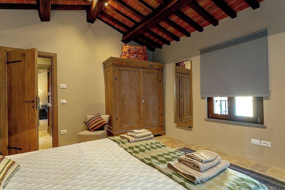 Entire apartment, Elegante appartamento affacciato sulla piazza principale di Montone in Montone, Valtiberina