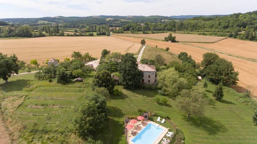 Chambre d’hôte pour 4 personnes, avec Balcon et Terrasse ainsi que Jardin et Piscine à Castelnau-de-Montmiral