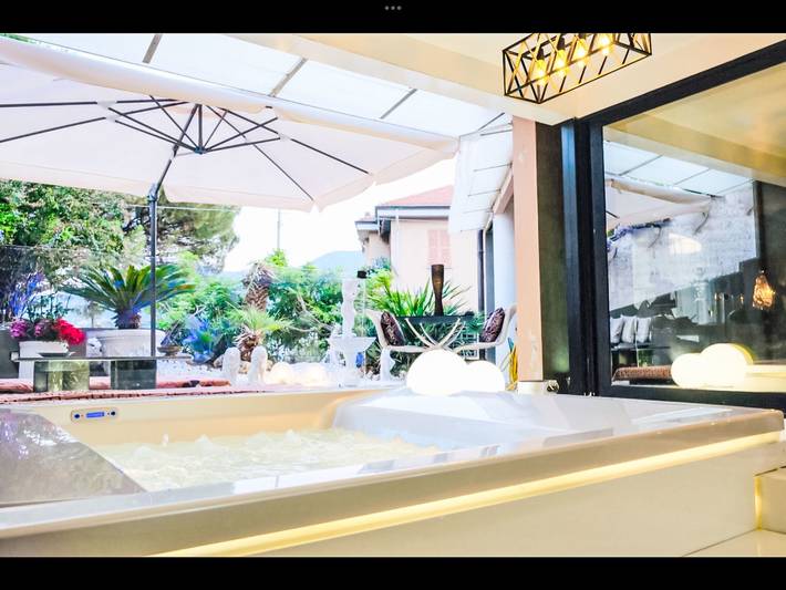 Ferienwohnung für 7 Personen, mit Balkon und Whirlpool sowie Terrasse und Garten in La Spezia