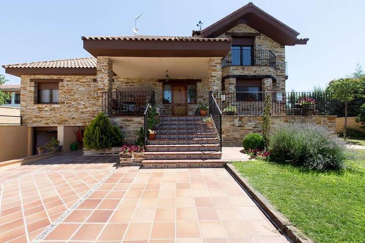 Apartamento para 16 personas, con Balcón y Terraza además de Jardín y Piscina en Sierra Norte