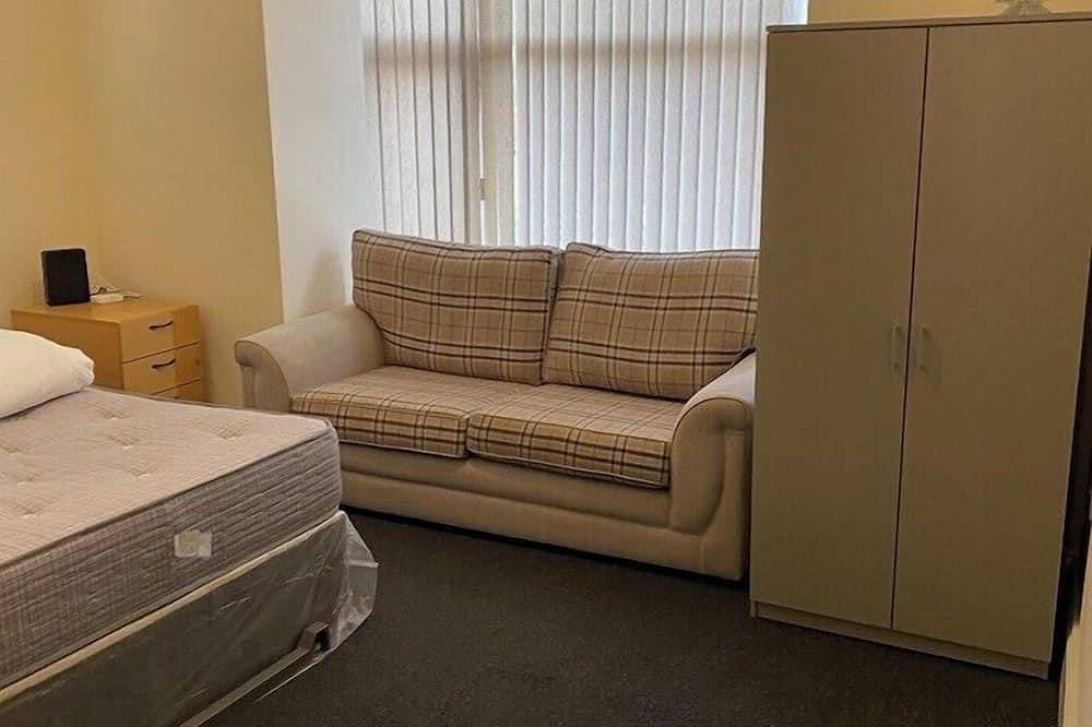 House 2 bedrooms Sleeps 4 with Parking in Bolton, Greater Manchester