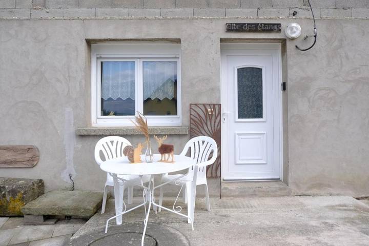Gîte pour 4 personnes, avec Terrasse ainsi que Piscine et Vue dans Kerprich-aux-Bois