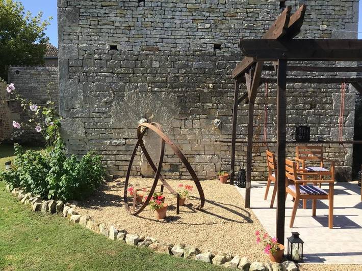 Location de vacances pour 2 personnes, avec terrasse ainsi que vue et jardin à Chef-Boutonne - 4