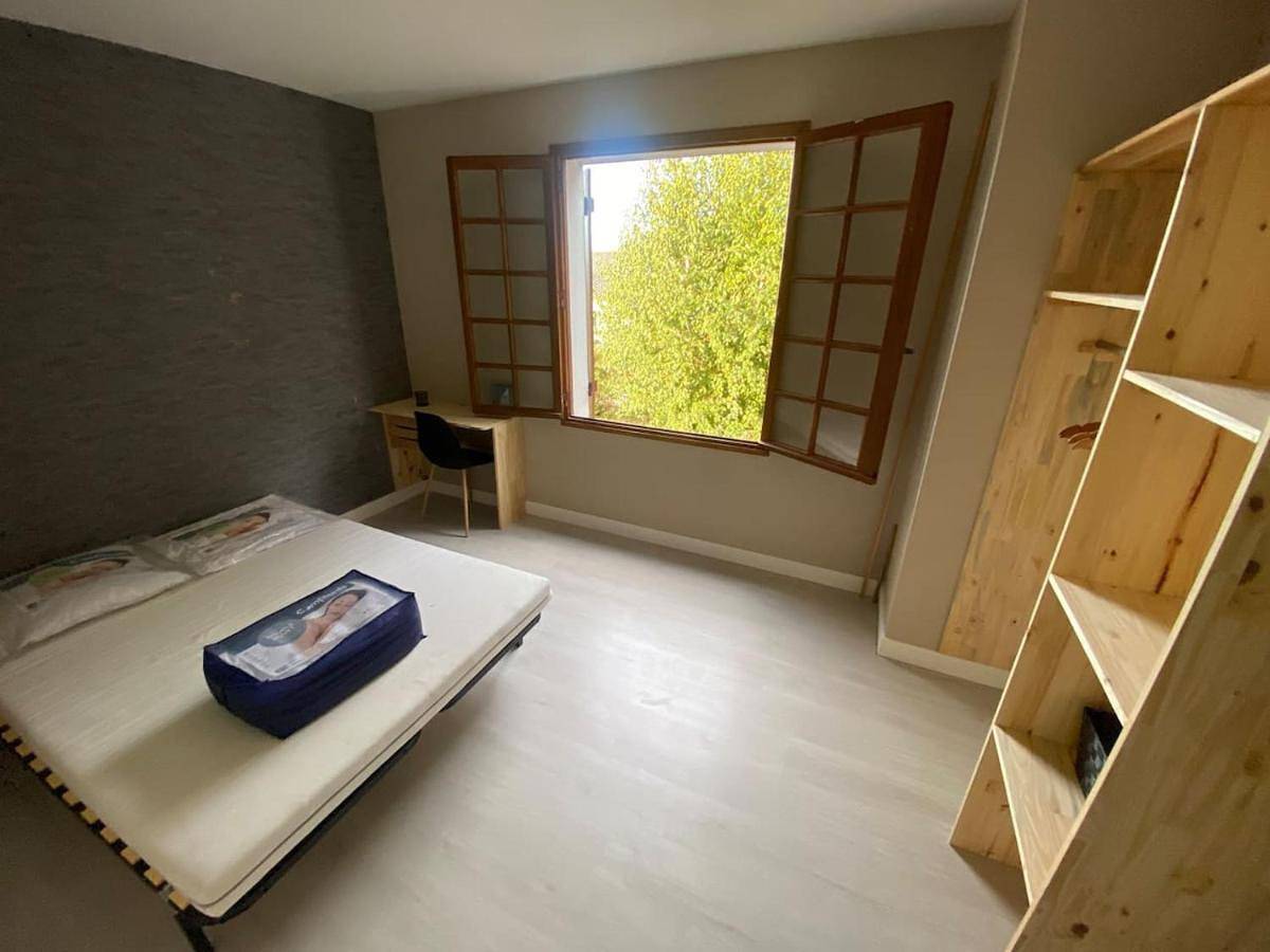 Appartement entier, Three-Bedroom Apartment in Saint-Gervais-la-Forêt, Région de Blois