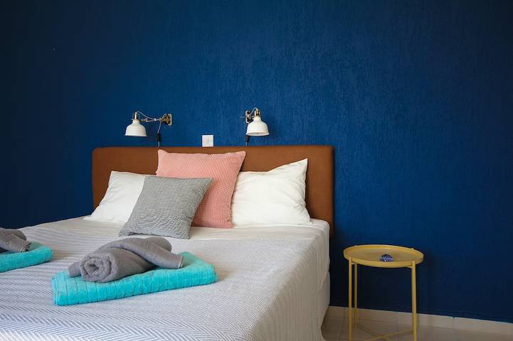 Neu! Luxuriöse 8-Bett-Villa mit herrlicher Dachterrasse, 100 m vom Meer entfernt. in Südzypern