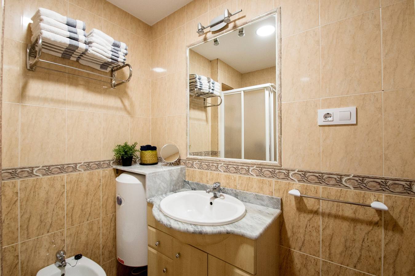 Entire apartment, Apartment 'City Centre Lovely' with Balcony, Wi-Fi and Air Conditioning in Granada, Granada Province