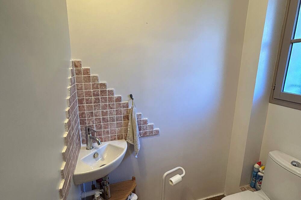 Charming house with direct view of Sainte Victoire and Picasso castle. in Vauvenargues, Aix-en-Provence region