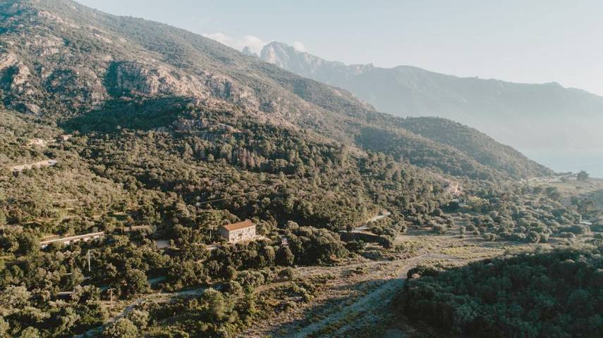 Location de vacances pour 2 personnes, avec piscine ainsi que vue et jardin à Serriera - 2