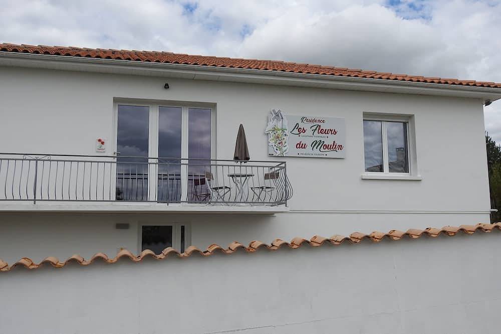 Entire apartment, Apartment located on the 1st floor of a small residence with four in Jonzac, Jonzac region