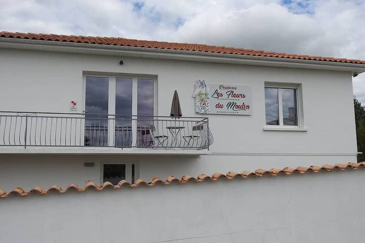 Appartement entier, Appartement situé au 1er étage d'une petite résidence en comportant quatre in Jonzac, Région de Jonzac