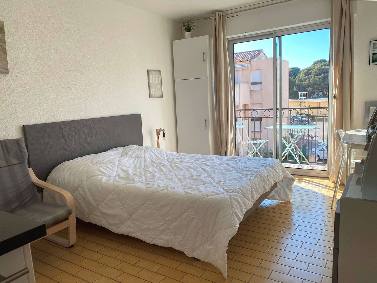 Entire studio, Modern Studio with Ac, Balcony, Parking & Wifi in Balaruc-les-Bains in Balaruc-les-Bains, Côte d'Améthyste