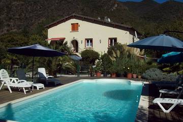 Gîte pour 6 personnes, avec terrasse ainsi que jardin et piscine à Belvianes-et-Cavirac