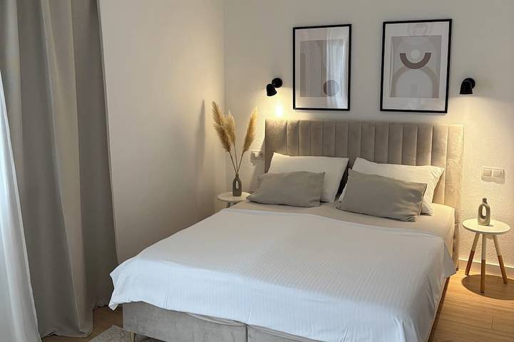 Villa Antonija, 50 m from sandy beach, heated pool, max 12 pax in Duće, Omiš-Riviera