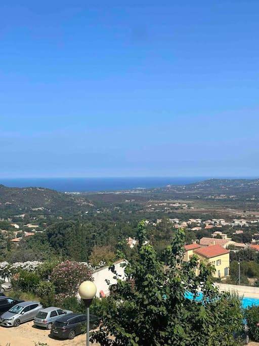 Gîte pour 2 personnes, avec vue ainsi que piscine et jardin à Calenzana - 4