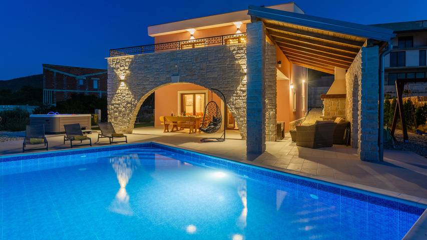 Villa pour 10 personnes, avec terrasse ainsi que jacuzzi et jardin à Vrbnik - 2