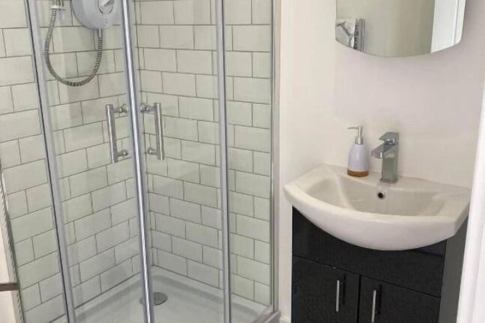Spacious Retreat Private Hot Tub Sea/Downs views/patio 10min walk to Beach/Train in Seaford, East Sussex