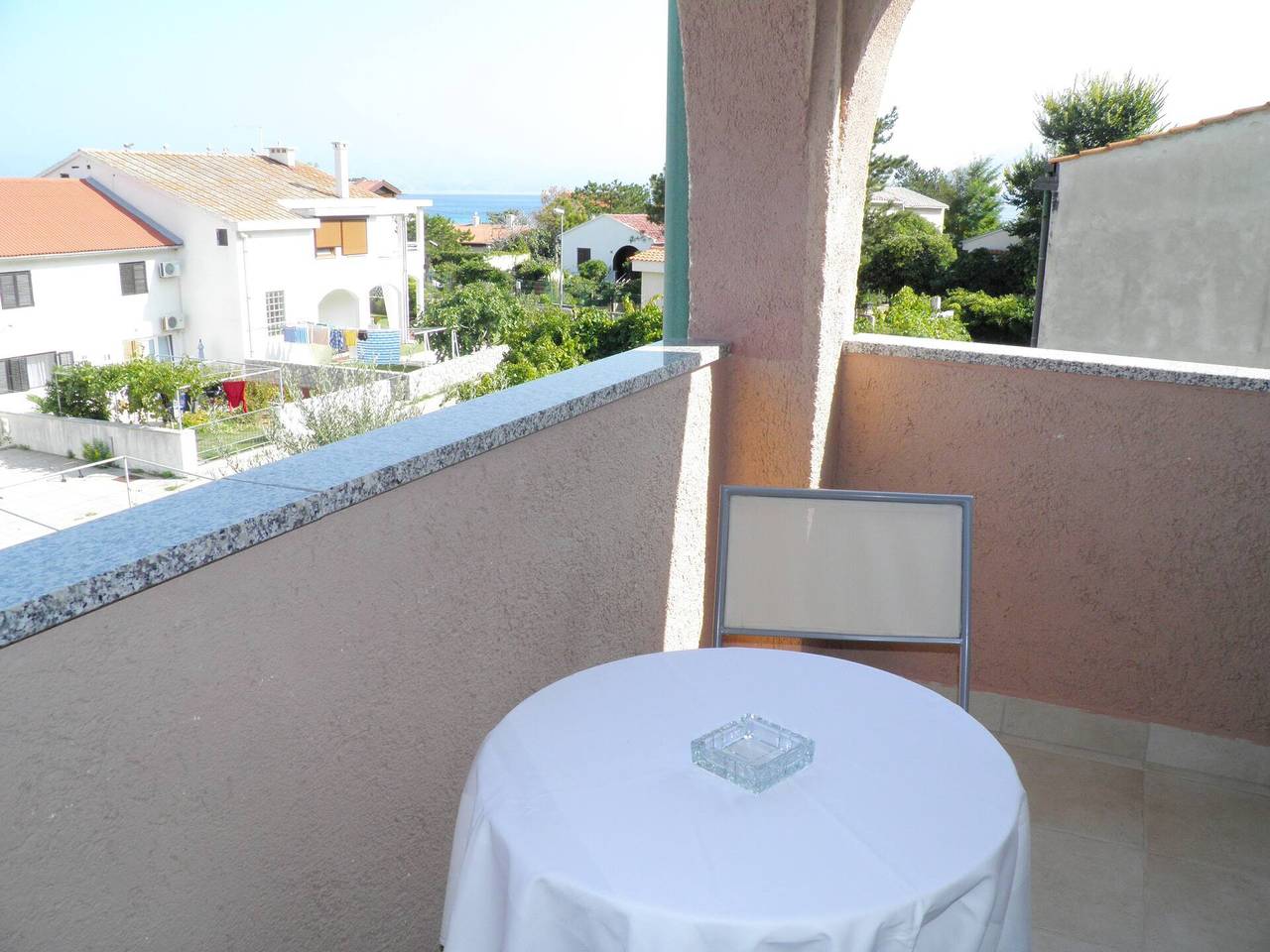 Ganze Wohnung, Standard Apartment Klaric Prvic - 200 m vom Strand entfernt, mit Balkon in Zarok, Baska