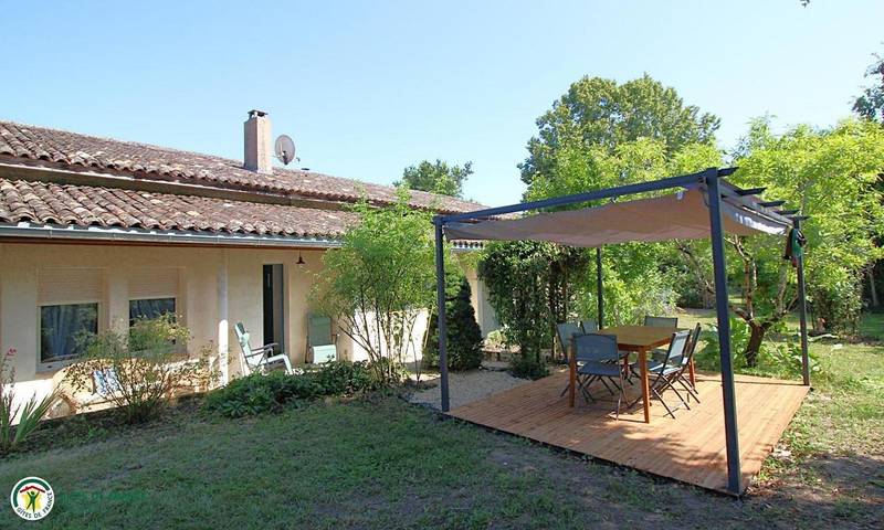 Location de vacances pour 6 personnes, avec jardin ainsi que terrasse et vue à Guîtres