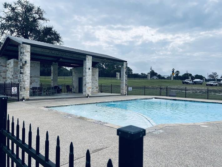 Vacation rental for 6 people, with yard and pool in Lake Livingston