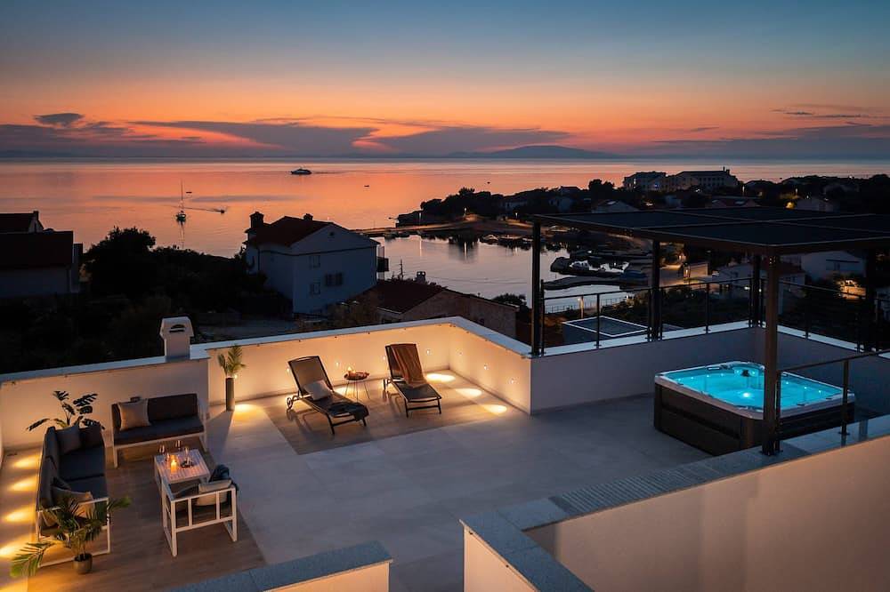 Villa Aria with Heated Pool, Sauna & Jacuzzi in Novalja, Otok Pag
