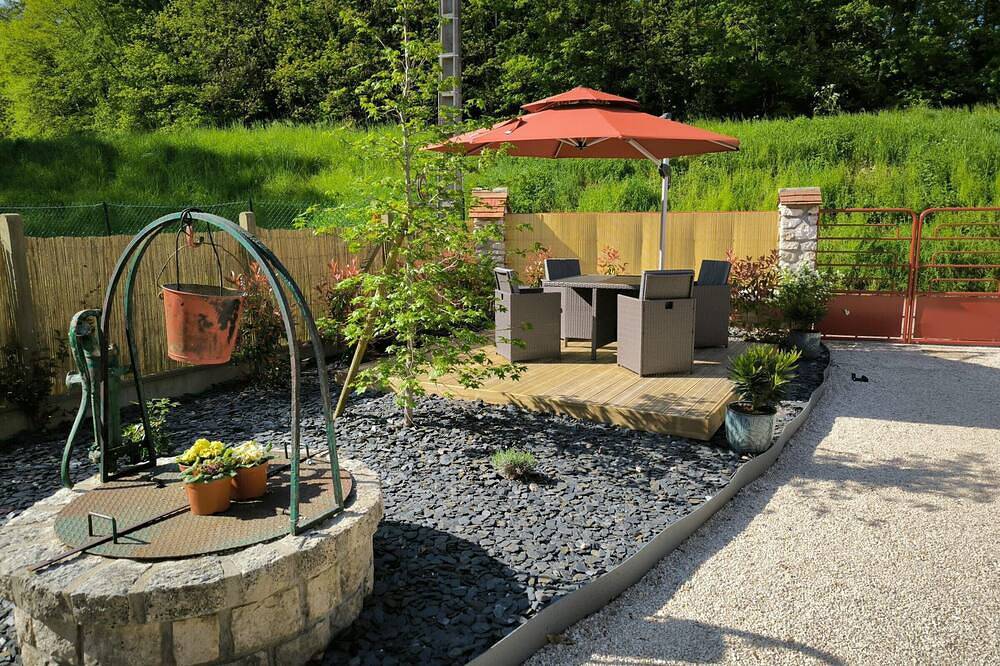 Charming Riverside Cottage Near Montargis with Nature & City Access in Montargis, Montargis region