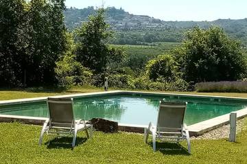 Gîte pour 2 personnes, avec piscine ainsi que jardin et terrasse à Lacoste