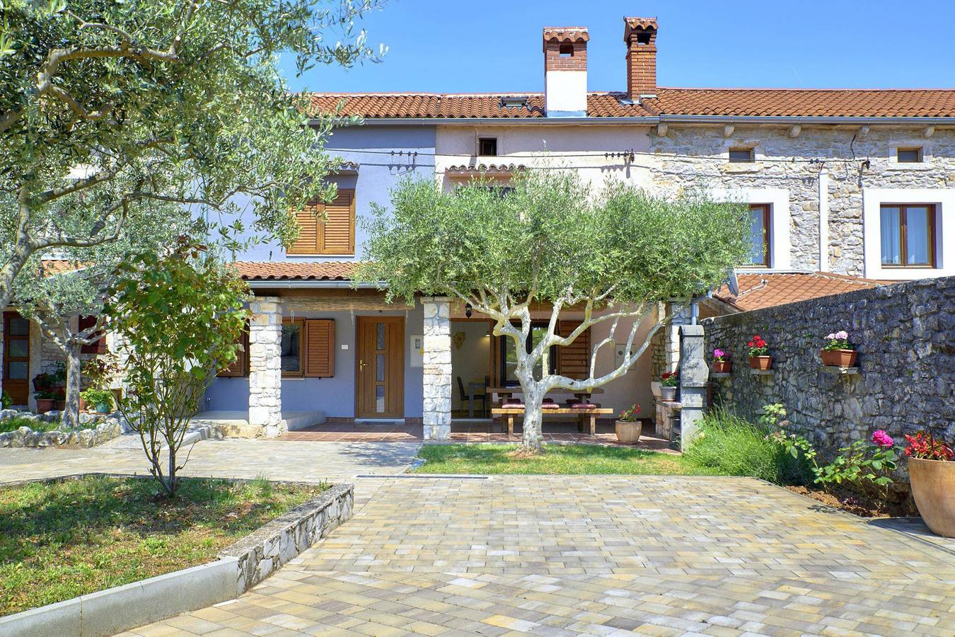 Ferienhaus Orihi * 2000 m2 eingezäunter Garten, überdachte Terrasse in Barban, Südküste Istrien