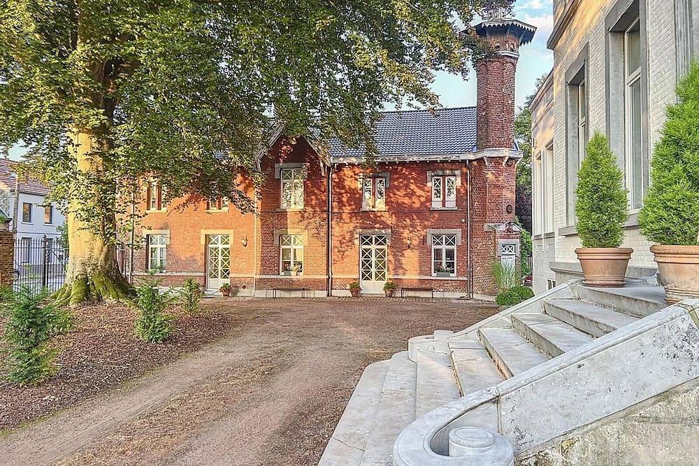 Chateau La Fontaine - stylish accomodation - green environment in Mons (Hennegau), Henegouwen