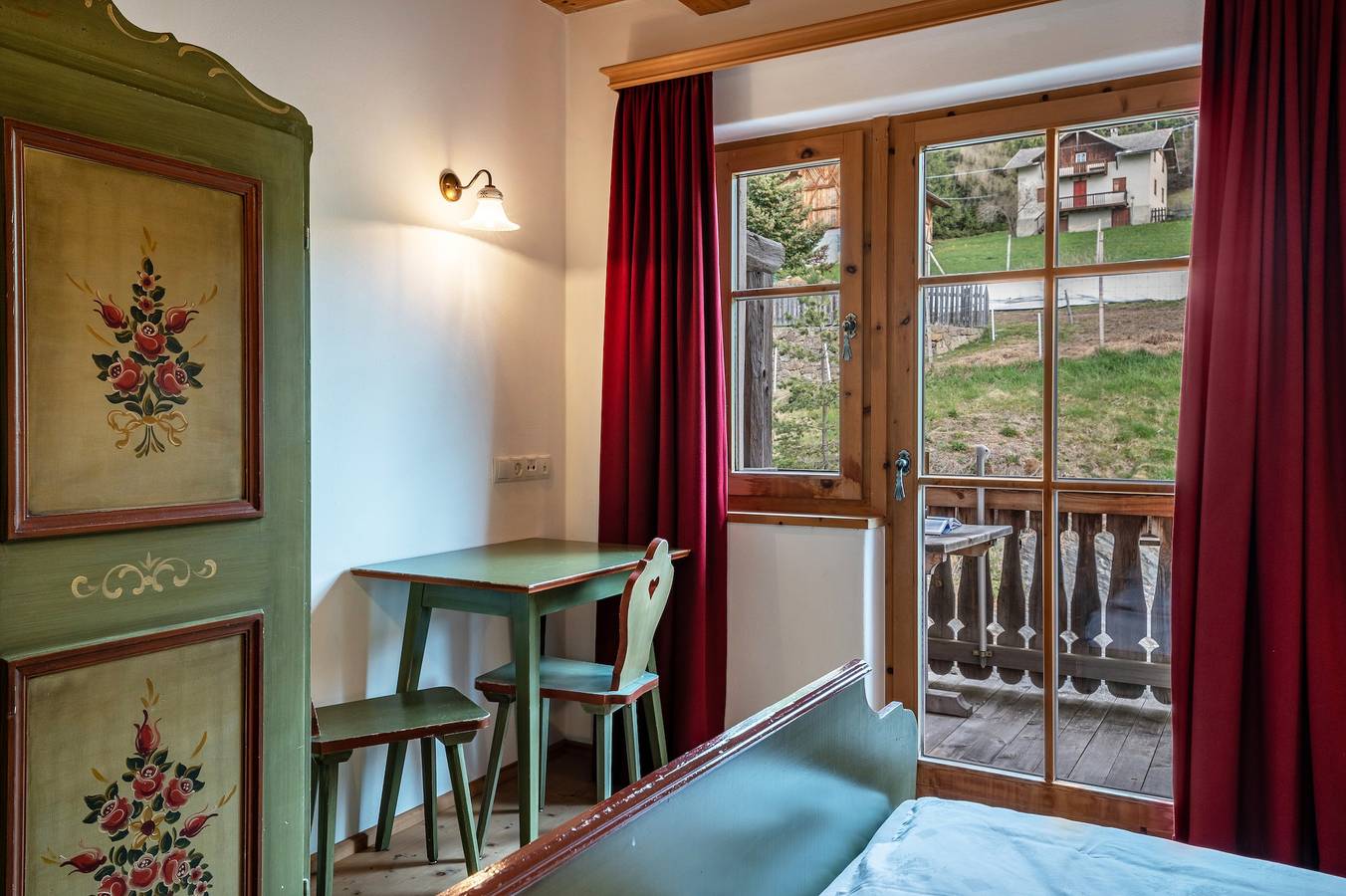 Entire apartment, Apartment 'Biohof Maurer Apt Bergblick' with Mountain View, Shared Garden and Wi-Fi in Tschöfas, Lajen