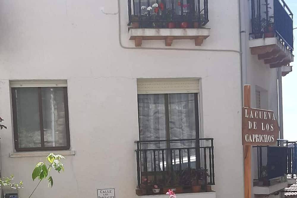 Apartamento entero, Apartamento 'El Portal De Beni 1' con balcón, Wi-Fi y aire acondicionado in Pedro Bernardo, Valle del Tiétar