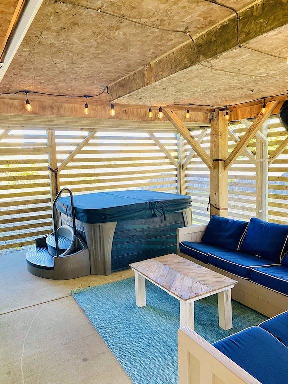 Mins to Beach, Hot Tub, Dog Friendly, Outdoor Projector, Bbq Grill in Nags Head, Dare County