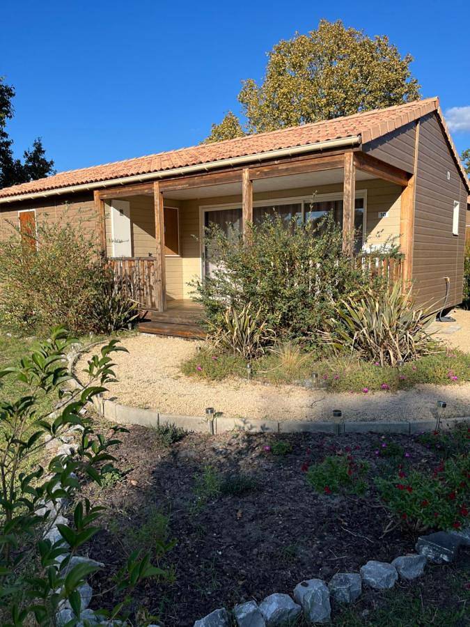 Chalet pour 6 personnes, avec piscine ainsi que jardin et jacuzzi