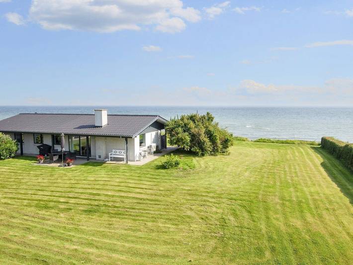 Ferieudlejning for 6 personer, med terrasse, børnevenlig i Saksild Strand