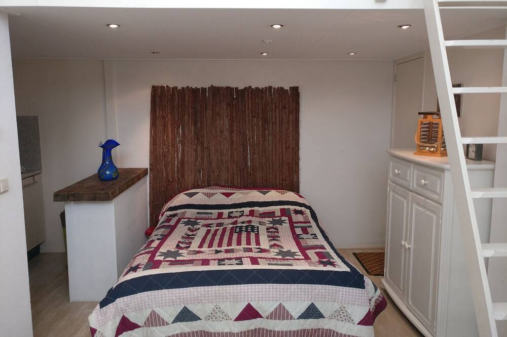 Geheel appartement, Appartement in Alkmaar, in de wijk Oudorp met een polderlandschap met molens, in Alkmaar, Nederlandse Noordzeekust