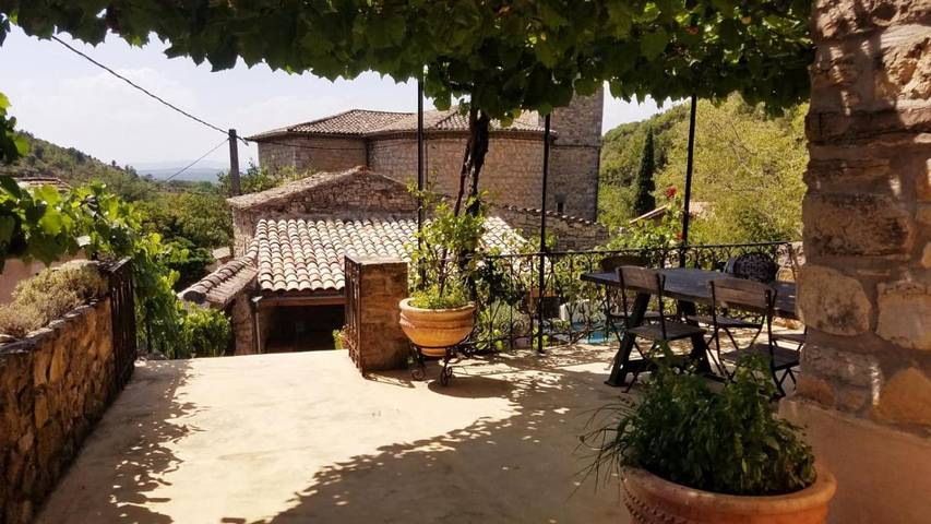 Location de vacances pour 6 personnes, avec jardin ainsi que vue et piscine à Rochecolombe - 3