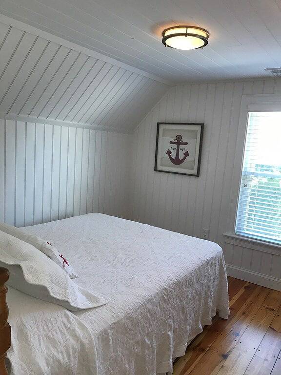 Beautiful York Beach home with relaxing porch for gatherings in York Beach, Cape Neddick