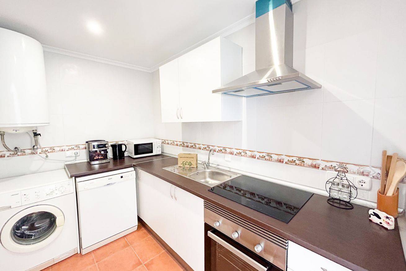 Apartamento entero, Apartamento en 1ª línea de playa de Sabinillas con vistas al mar in San Luis de Sabinillas, Manilva