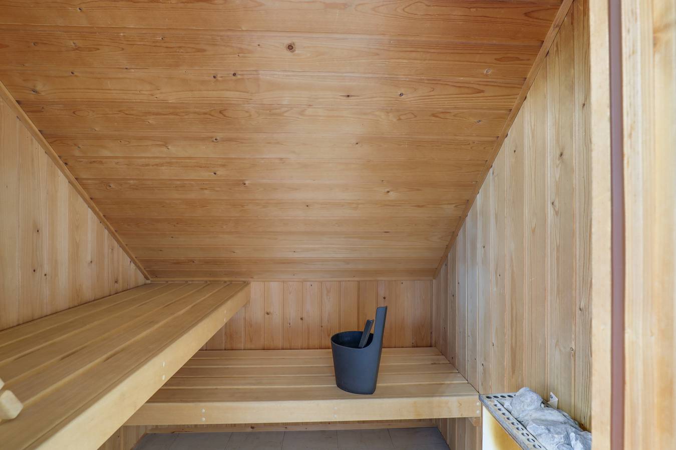 Vakantiepark 't Broeckhuys — 6 - Persons Lakeside 17 Sauna Bungalow in Betuwe