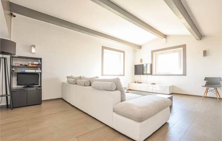 Apartamento espacioso con aire acondicionado, aparcamiento, piscina y río in Saint-Laurent-du-Var, Costa mediterránea (Francia)