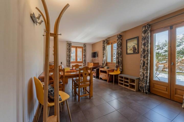 Entire apartment, V Balme 06: Beside Ski Lift; Pool, Sauna & Gym in Vallorcine, Bonneville region
