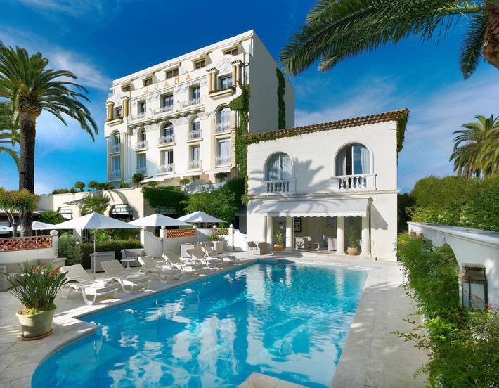 Hôtel pour 3 personnes, avec balcon ainsi que sauna et piscine