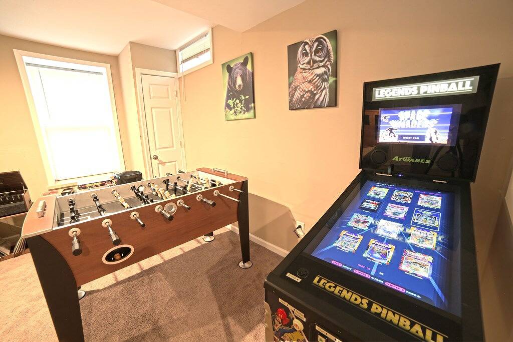 Streamside Family Lodge w/ fireplace, game room, sauna, multiple pools & skiing in Saw Creek, Pike County