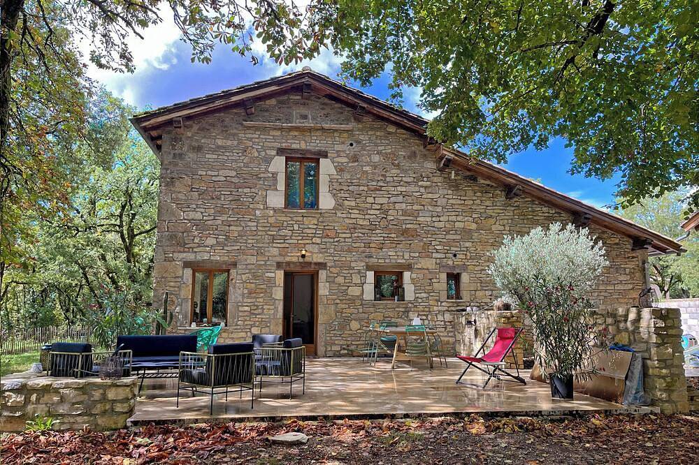 Alojamiento para grupos con sala de recepción opcional. in Saint-Antonin-Noble-Val, Macizo Central