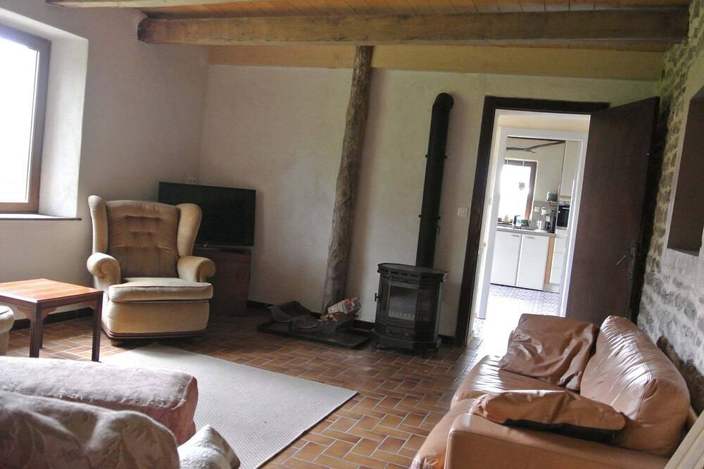 Spacious cozy and pet friendly Gîte (6pers with 3 bdrms/2 baths/3 toilets). in Claudon, Neufchâteau