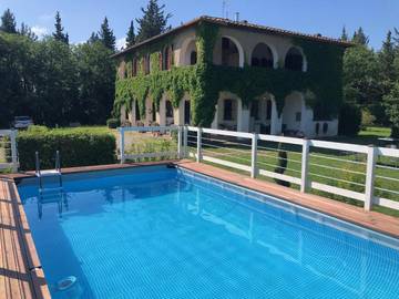 Location de vacances pour 14 personnes, avec jardin ainsi que vue et piscine à Montespertoli