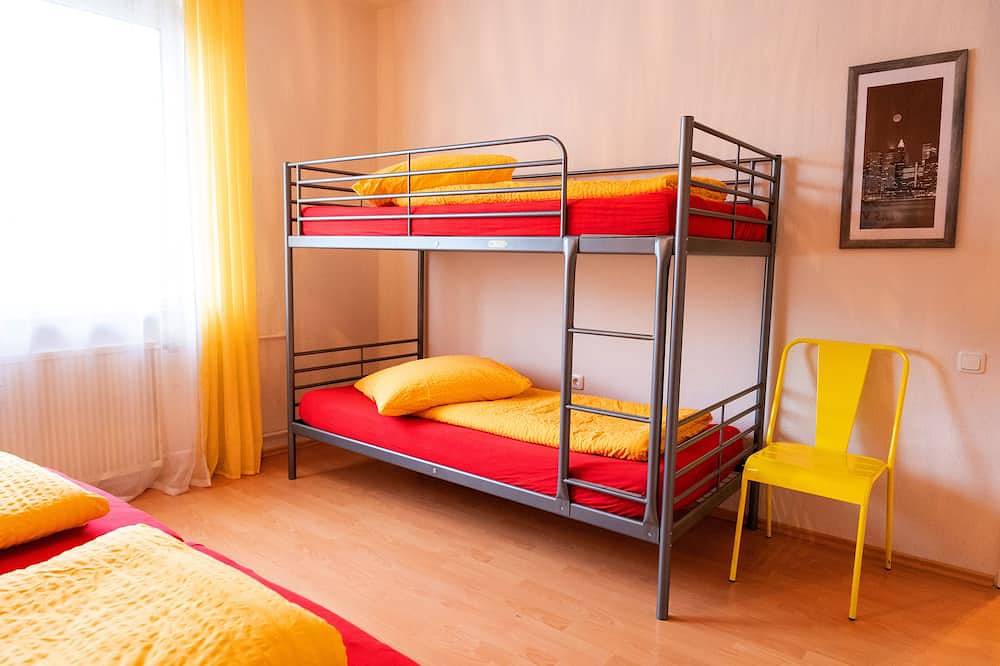 Ganze Wohnung, Große Fewo, 3 Schlafzimmer, 2 Bäder, ruhig, citynah, 2 Süd-Balkons, Parkplätze in Niestetal, Hessisches Bergland